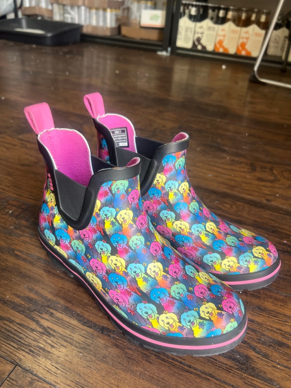 Skechers Bob for Dogs Rain Check rubber rain boots size 7 black/pink